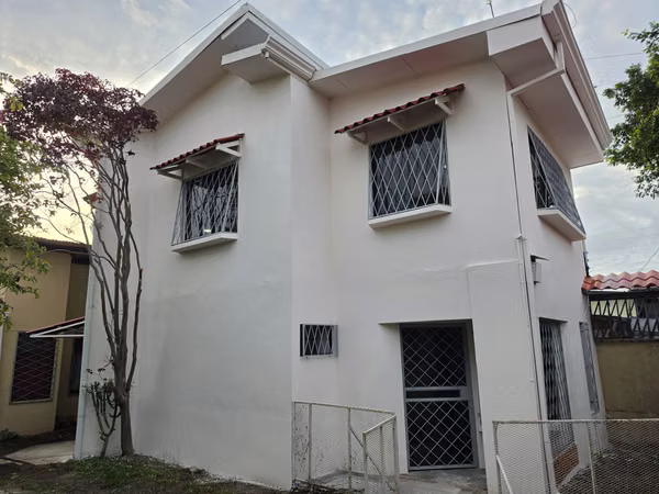 Casa de dos cuartos grandes en excelente ubicación