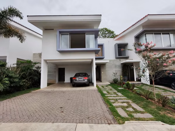 Beautiful house for sale in Bello Horizonte de Escazú. Detached houses.