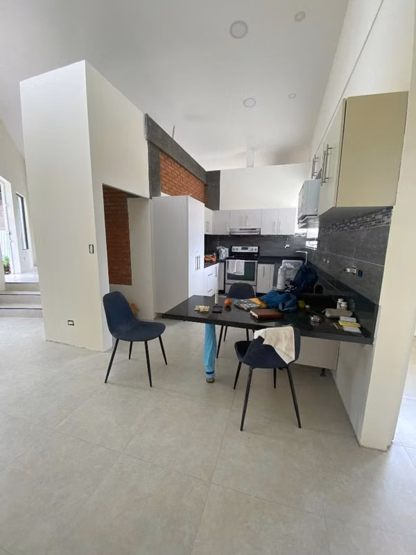 CASA REMODELADA EN ESCAZÚ