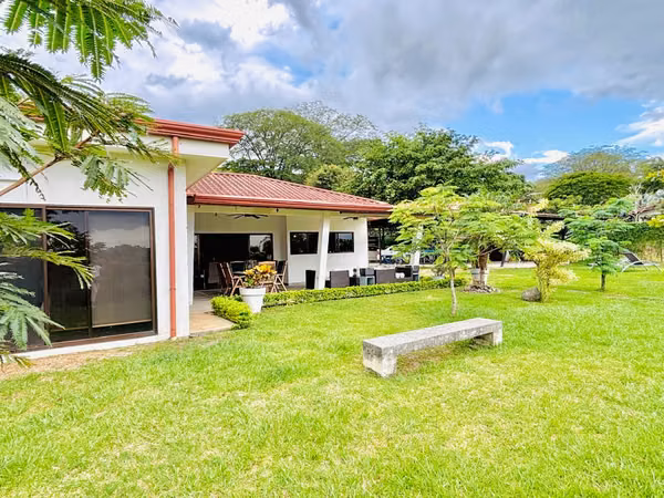 La Guácima - Una planta - 4 habitaciones - Terraza con vista - Bello jardín