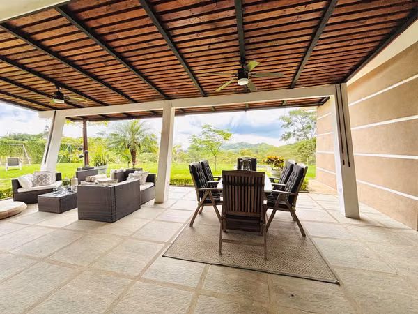 La Guácima - Una planta - 4 habitaciones - Terraza con vista - Bello jardín