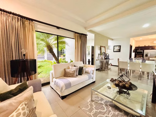 La Guácima - Una planta - 4 habitaciones - Terraza con vista - Bello jardín