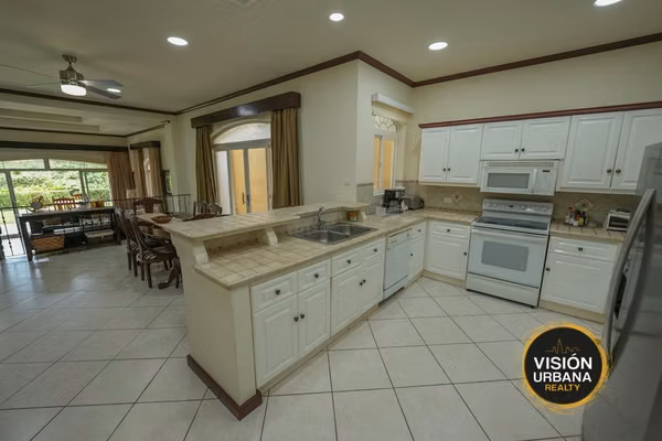 Apartamento Amueblado de 2 Habitaciones en Los Sueños, Herradura
