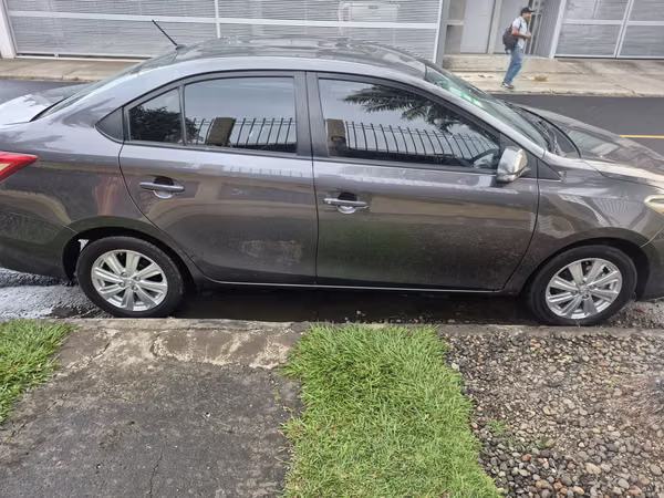 Toyota Yaris Sedan  2014