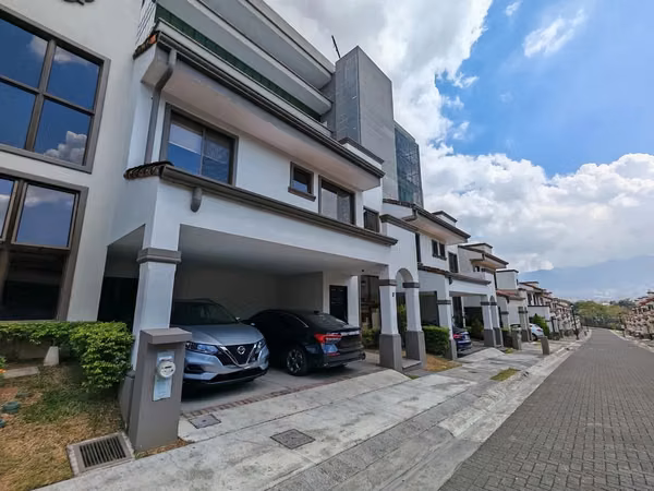 Venta de casa en condominio Atocha, Lagunilla, Heredia