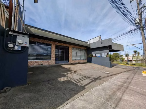 Venta de local comercial y cuatro apartamentos en San Isidro de Coronado