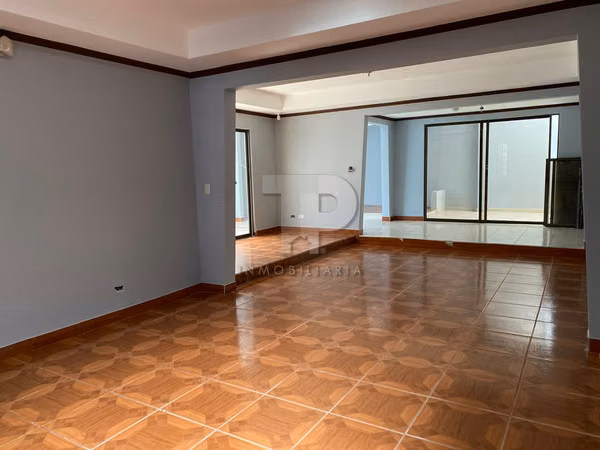 Casa Amplia con Local Comercial - San Pablo de Heredia JC140