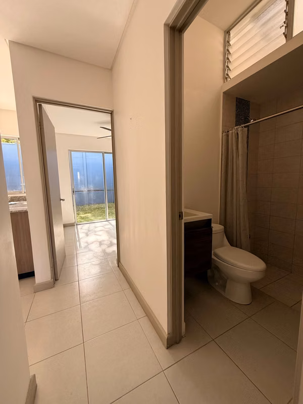 Se Alquila Hermosa casa con patio propio en Condominio cerca del Coyol