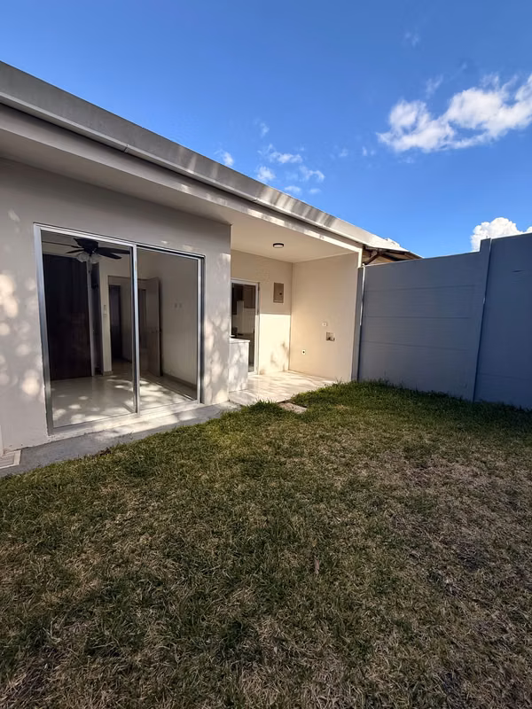 Se Alquila Hermosa casa con patio propio en Condominio cerca del Coyol