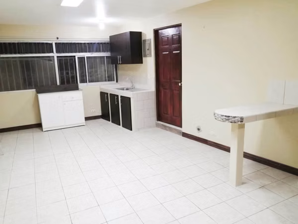 Second floor apartment, Santa Ana 350,000