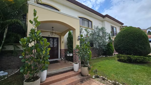 Se vende hermosa y amplia casa en residencial Guayabos de Curridabat. Cod 25301
