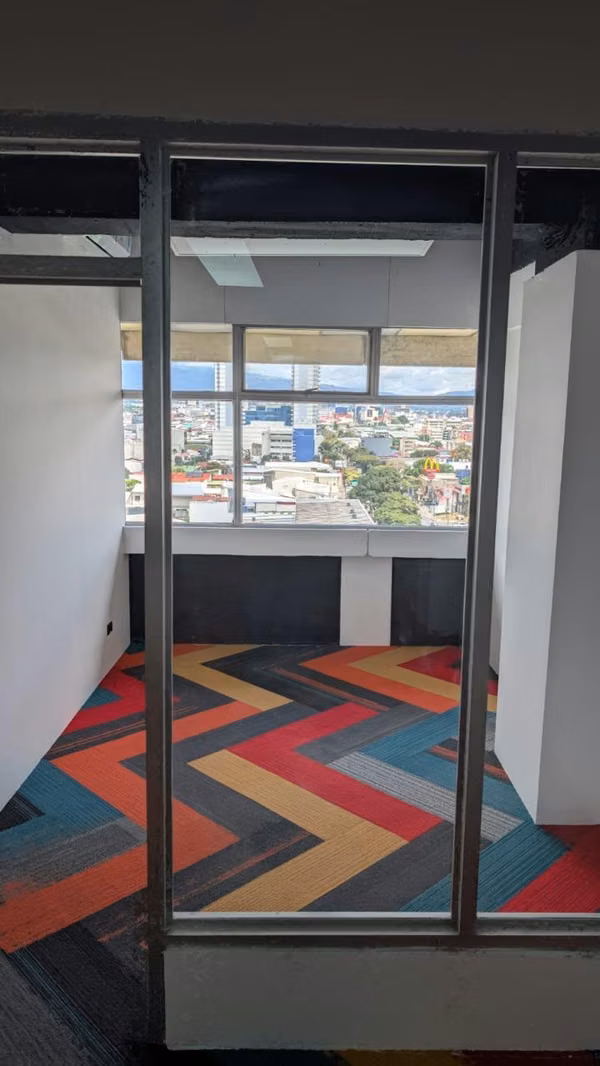 ALQUILO OFICINA POR CENTRO COLON RENOVADA AMPLIA