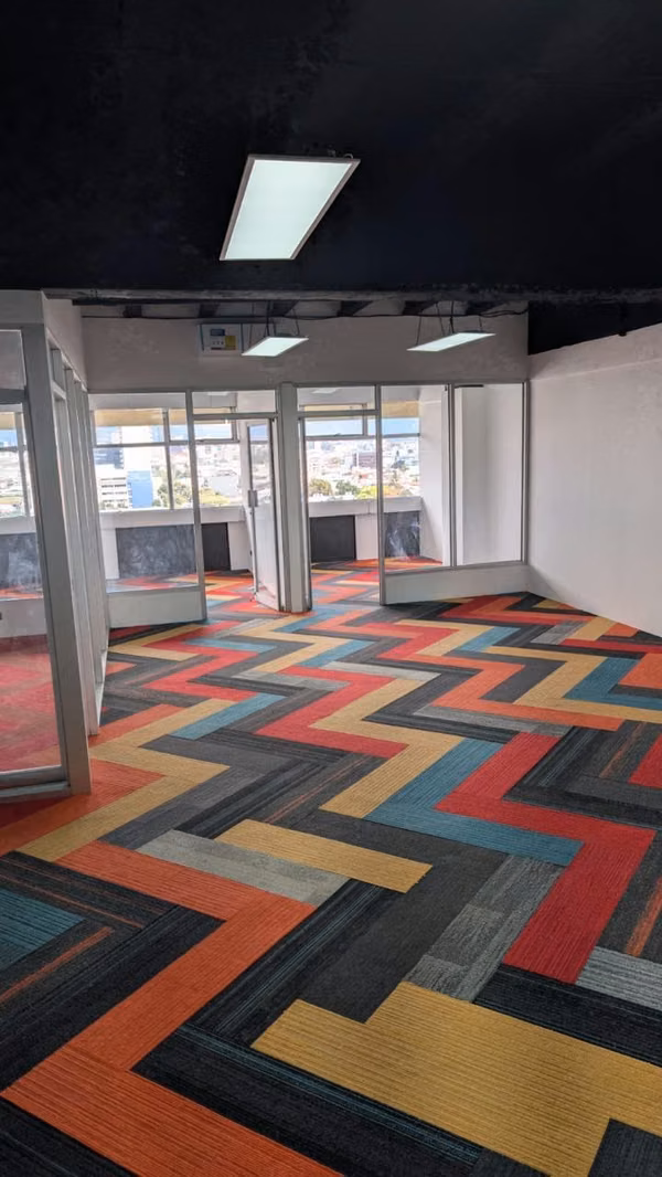 ALQUILO OFICINA POR CENTRO COLON RENOVADA AMPLIA