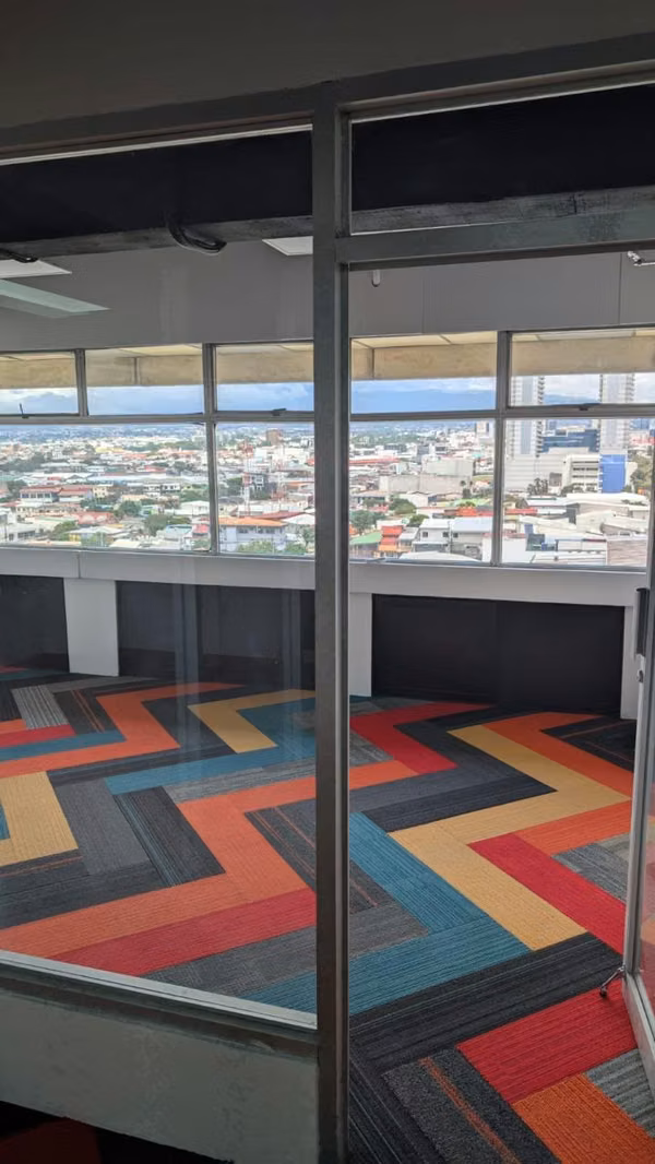ALQUILO OFICINA POR CENTRO COLON RENOVADA AMPLIA