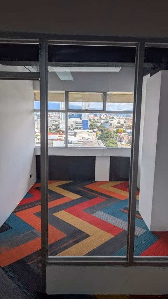 ALQUILO OFICINA POR CENTRO COLON RENOVADA AMPLIA