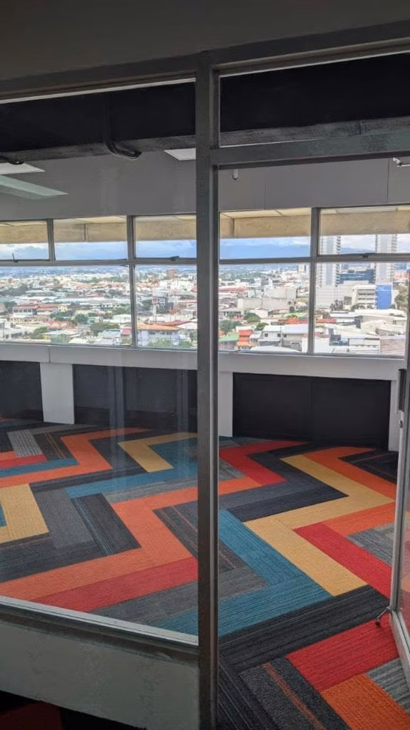 ALQUILO OFICINA POR CENTRO COLON RENOVADA AMPLIA