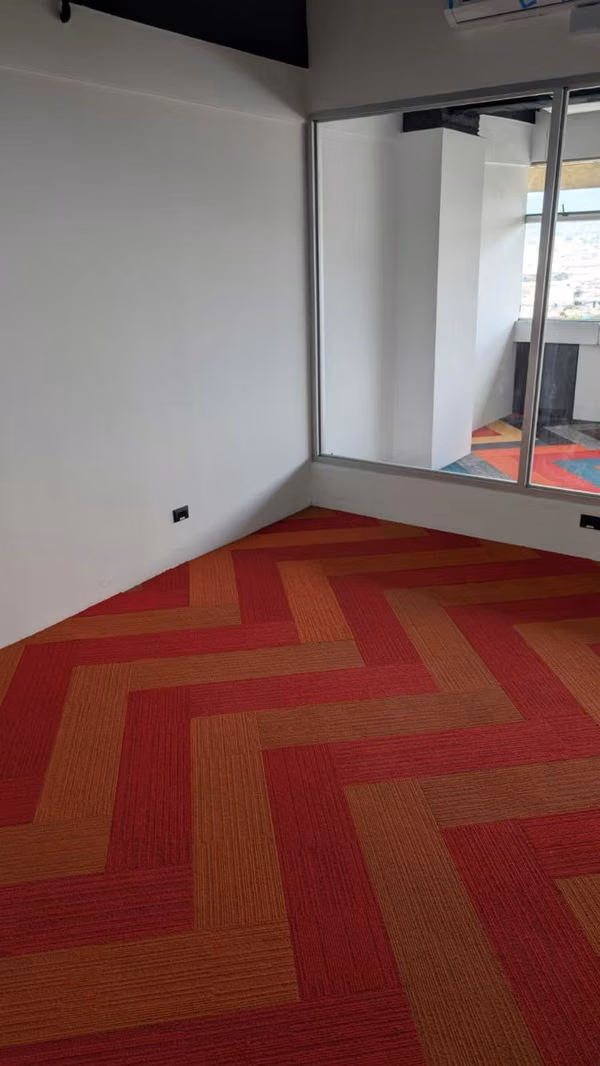 ALQUILO OFICINA POR CENTRO COLON RENOVADA AMPLIA