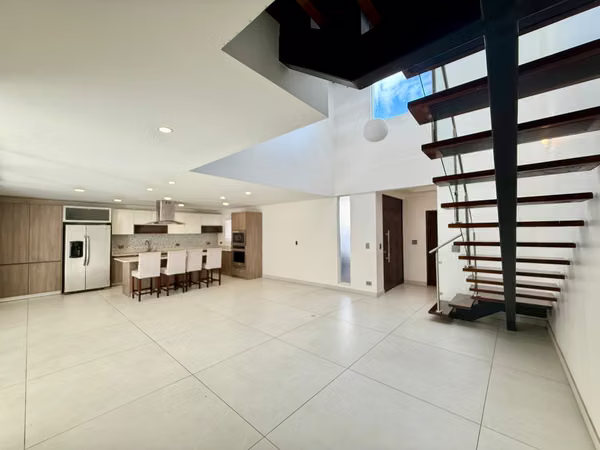 Venta de exclusiva Casa de Tres Niveles en Condominio Lusso – Santa Ana