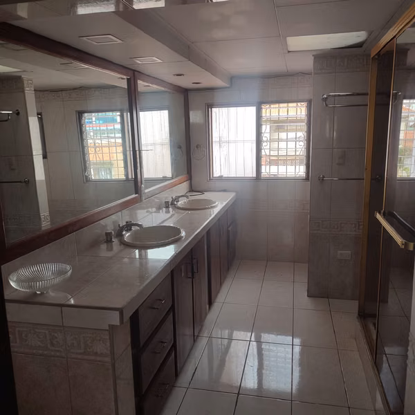 Alquiler amplia casa para oficinas en Barrio Dent / Excelente ubicación