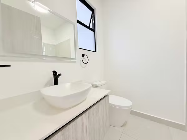 Alquiler casa c/jardín, 3 habitaciones, sala de TV