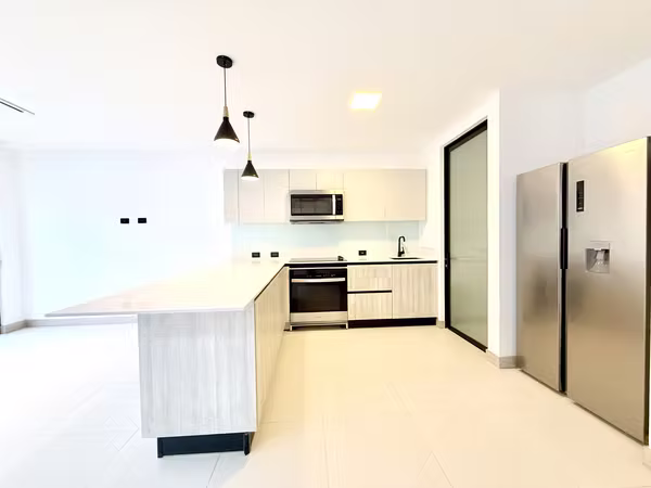 Alquiler casa c/jardín, 3 habitaciones, sala de TV