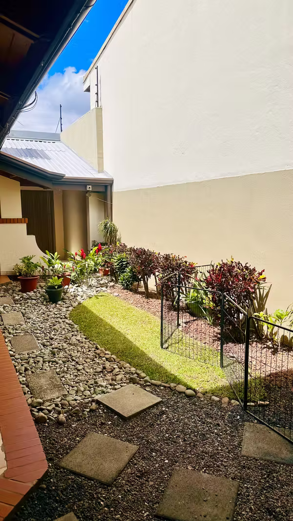 Amplia Casa en Venta en Heredia - Residencial María Auxiliadora