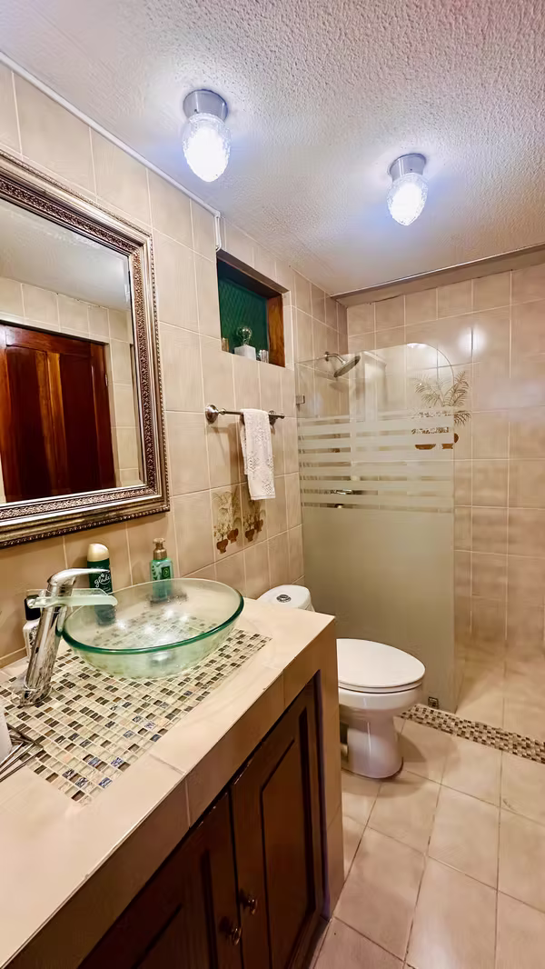 Amplia Casa en Venta en Heredia - Residencial María Auxiliadora