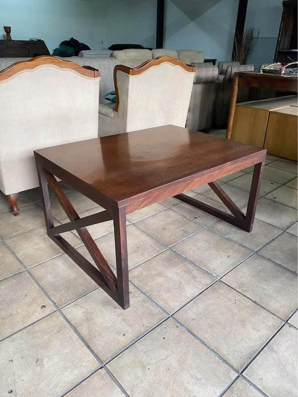 Mesa Centro De Sala En Madera De Cedro, Importada Como Nueva Mide 1 mt Largo X 74 cm Fondo X 53 cm Alto