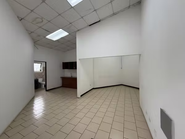 SE ALQUILA LOCAL COMERCIAL DE 260 m2 EN LINDORA FRENTE A CALLE DE ALTO TRANSITO