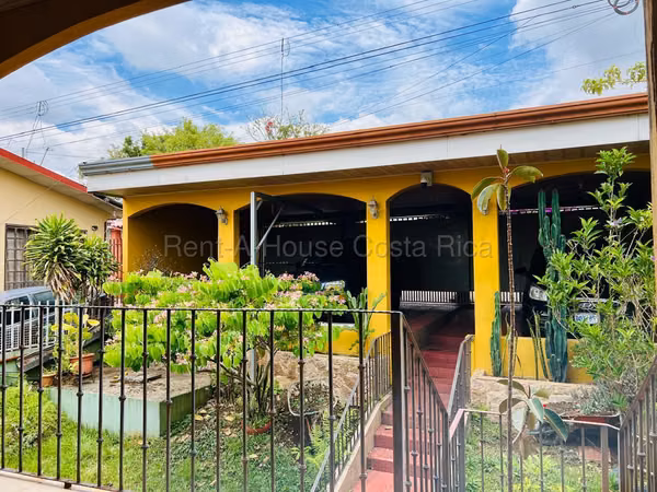 Casa en Venta con Apartamento Independiente en San Isidro de Heredia – Amplio Terreno