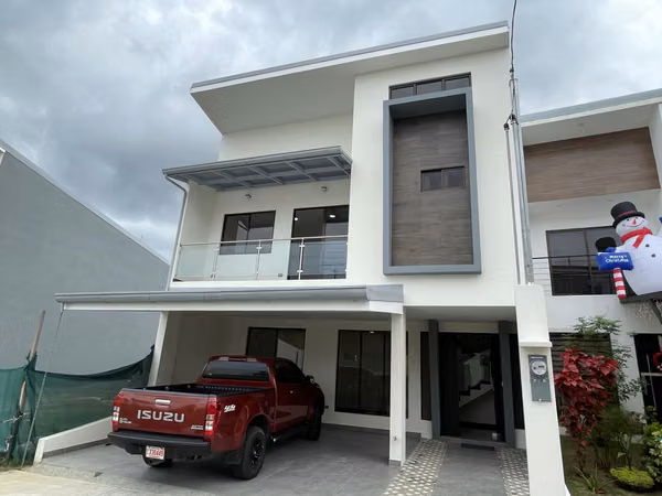 *Venta de casa en Tres Ríos en condominio.