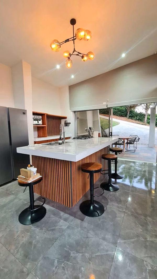 Venta de propiedad con casa y tres apartamentos en Perez Zeledon