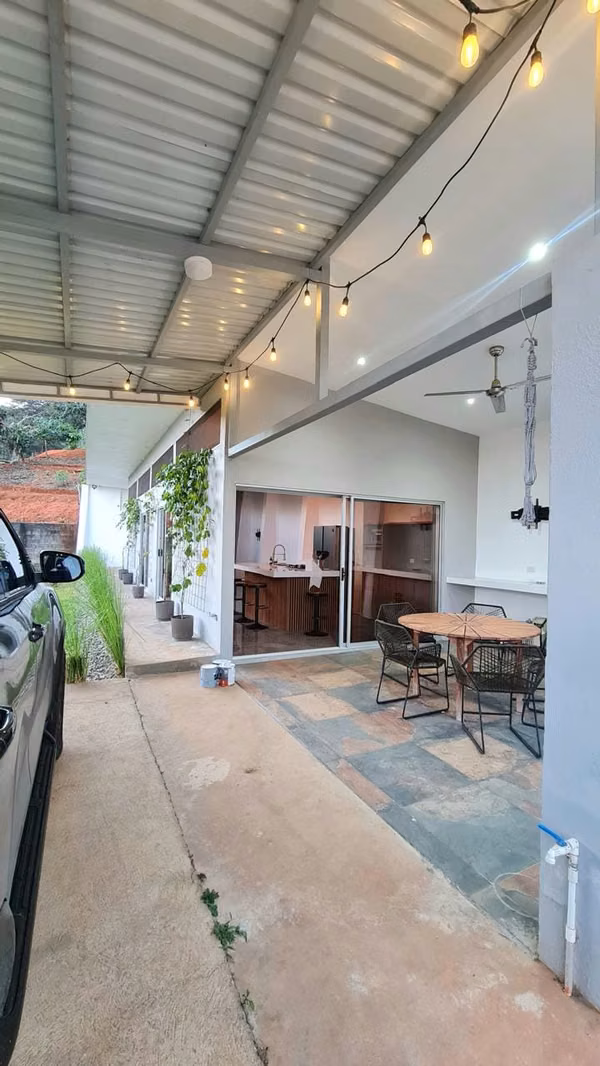 Venta de propiedad con casa y tres apartamentos en Perez Zeledon