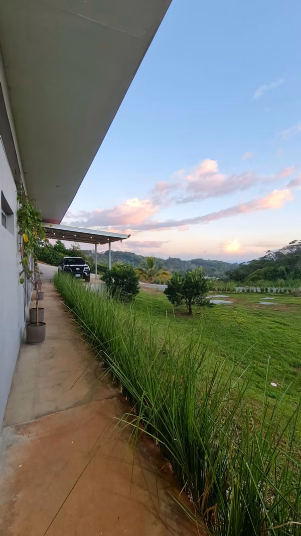 Venta de propiedad con casa y tres apartamentos en Perez Zeledon
