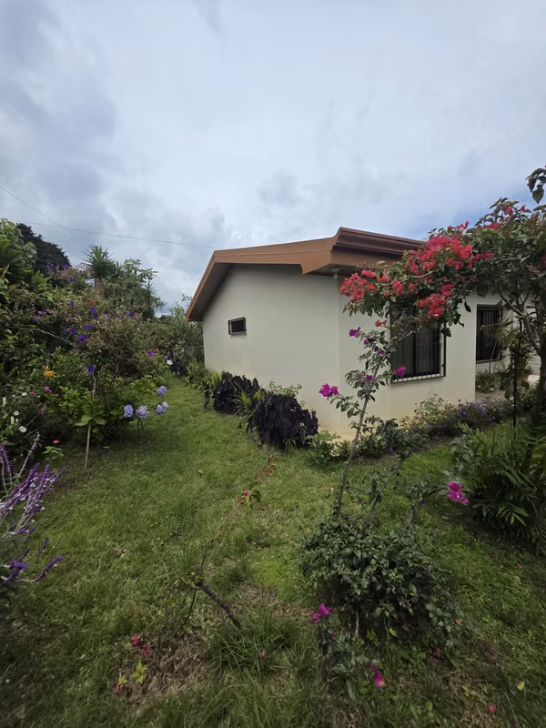 House with large land in mountains of Heredia