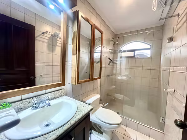 AMOBLADO O SOLO LINEA BLANCA  120M2 A PASOS DE AVENIDA ESCAZU CON MEZZANINE EN ESCAZU
