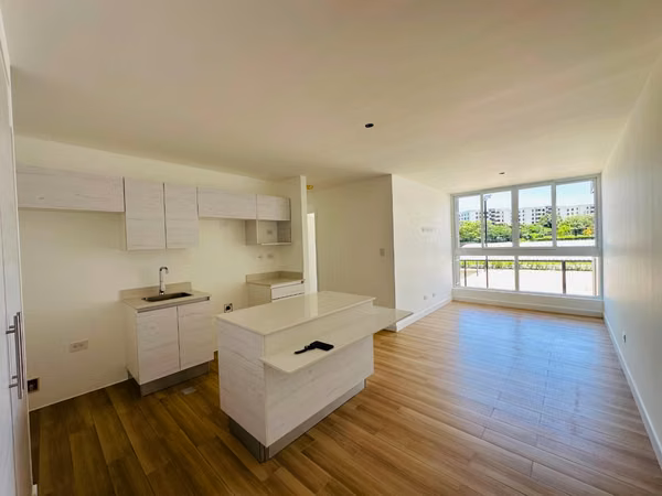 ALQUILER – APARTAMENTO CON WALKIN CLOSET, LUMINOSO CON PISCINA