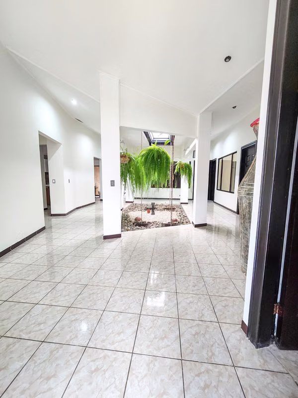 Casa en Venta Santa Ana | Quintas Don Lalo | 409 m² | 3 Hab | 6 Parqueos