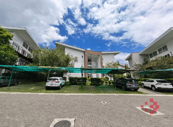 Apartamento con jardín en venta, Río Oro de Santa Ana.
