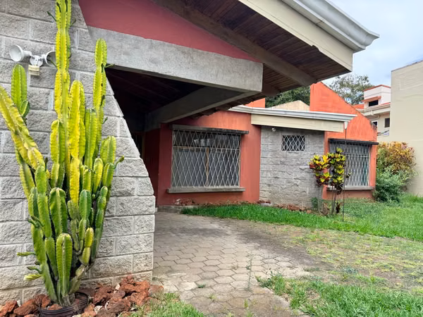 VENDO CASA DE 1 PLANTA EN ESCAZÚ.