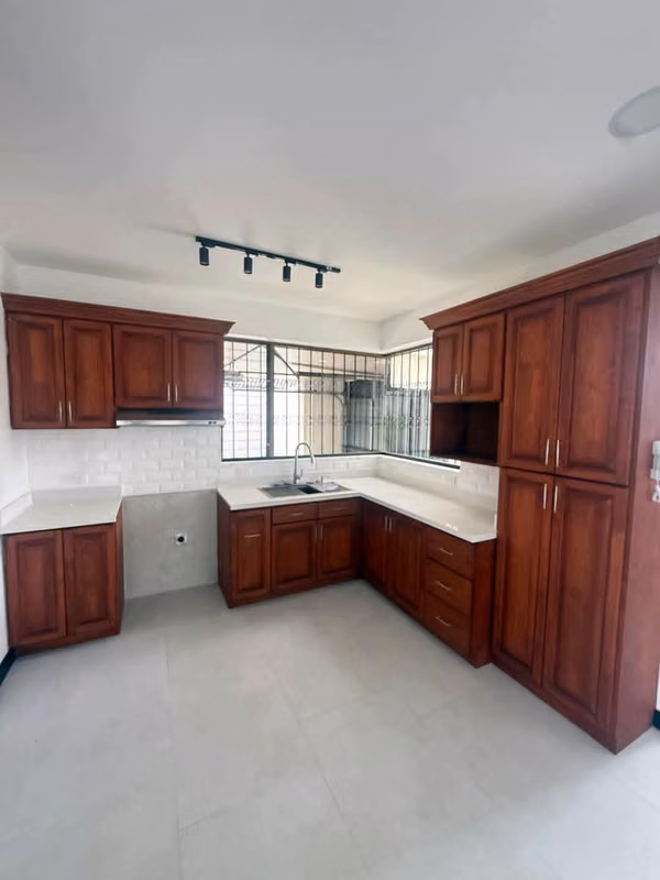 Se Vende Hermosa Casa Recién Remodelada, San Pablo de Heredia.