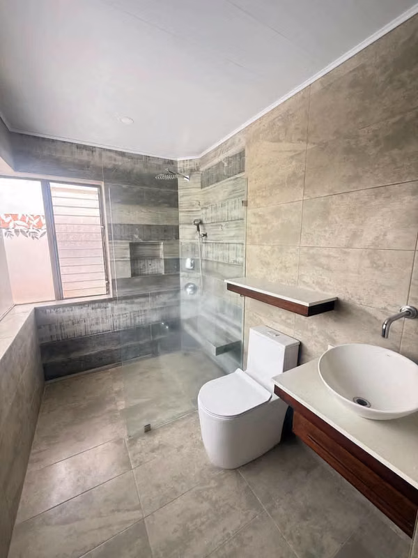 Se Vende Hermosa Casa Recién Remodelada, San Pablo de Heredia.