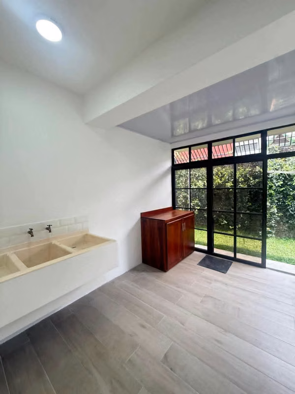 Se Vende Hermosa Casa Recién Remodelada, San Pablo de Heredia.