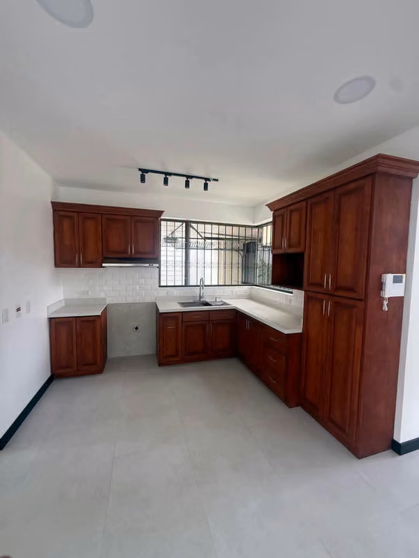 Se Vende Hermosa Casa Recién Remodelada, San Pablo de Heredia.