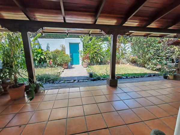 VENTA DE CASA INDEPENDIENTE DE UNA PLANTA CON ESTILO RÚSTICO