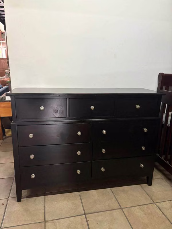 Gavetero or Comoda De ASHLEY FURNITURE en Madera. Like New Month 143 cm Long X 43 cm Background X 102 cm High