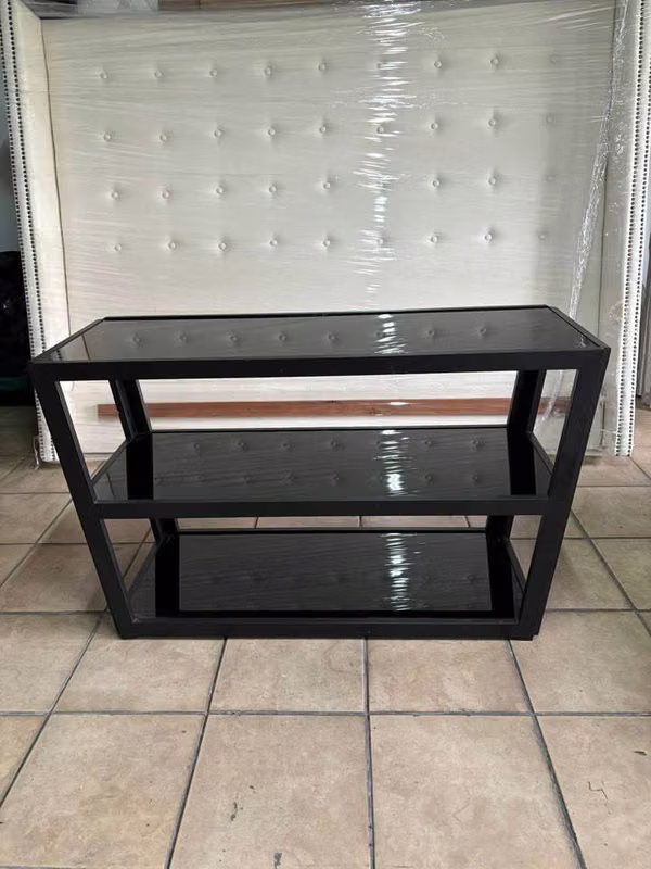 Recibidor o Bufetera De ALTEA En Metal y Vidrio Temperado. Como Nuevo Mide 120 cm Largo X 45 cm Fondo X 71 cm Alto