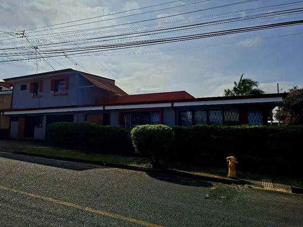 Casa con apartamento y uso de suelo mixto