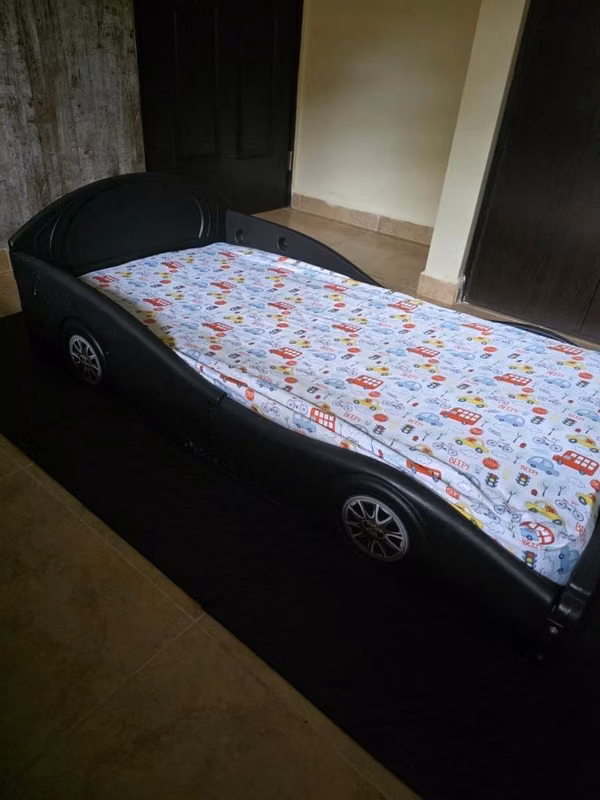 Sell bed car for baby includes au mattresses