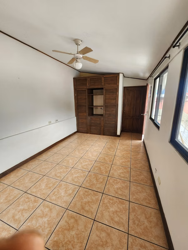 Se alquila apartamento  en  Curridabat.